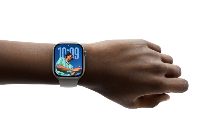 Una persona lleva un Apple Watch Series 11 con la esfera Fotos