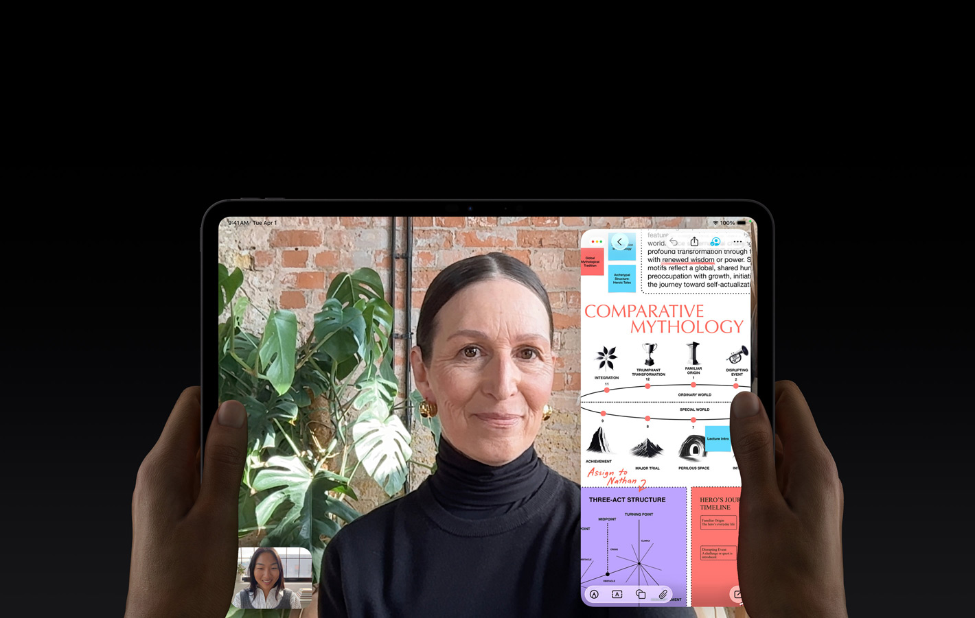 iPad Pro, Vorderansicht, Farbe Space Schwarz, linke und rechte Hand halten es im Querformat, gerundete Ecken, schwarzer Displayrand, das Display zeigt ein FaceTime Gespräch, das live übersetzt wird, und eine Lernapp zeigt eine Präsentation zu «Vergleichende Mythologie» mit Text, Diagrammen und handschriftlichen Notizen