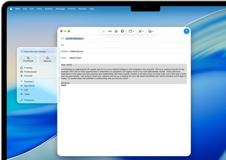 Οθόνη MacBook Air που δείχνει τα Εργαλεία Συγγραφής του Apple Intelligence να συντάσσουν ένα email