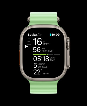 Apple Watch Ultra 3, natúr titántok, merülési adatok az Oceanic+ appban: mélység, dekomp­ressziós idő, merülési idő, felszínre jutási idő, vízhőmérséklet, neonzöld Óceán szíj