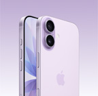 Levendulaszínű iPhone 17 ferdén hátulnézetből a Dual Fusion kamerarendszer kiemelkedő burkolatával a bal felső részen, valamint a Kameravezérlő gombbal. A készülék elölnézete oldalról a teljes előlapot kitöltő kijelzővel, a Művelet gombbal, a hangerőgombokkal és az oldalsó gombbal.
