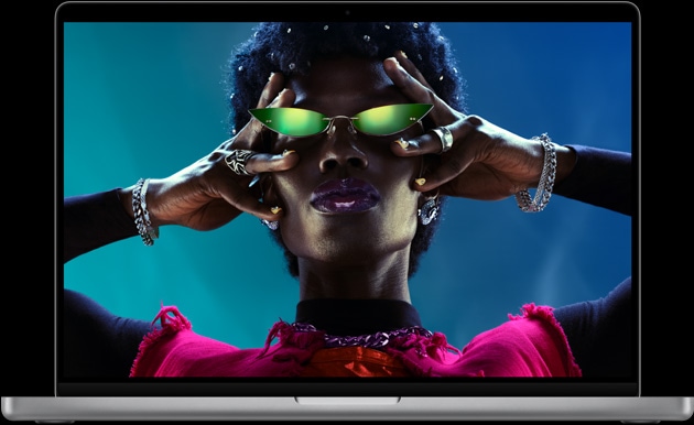 صورة لجهاز MacBook Pro مقاس 16 إنش تعرض شاشة ريتنا ليكويد XDR