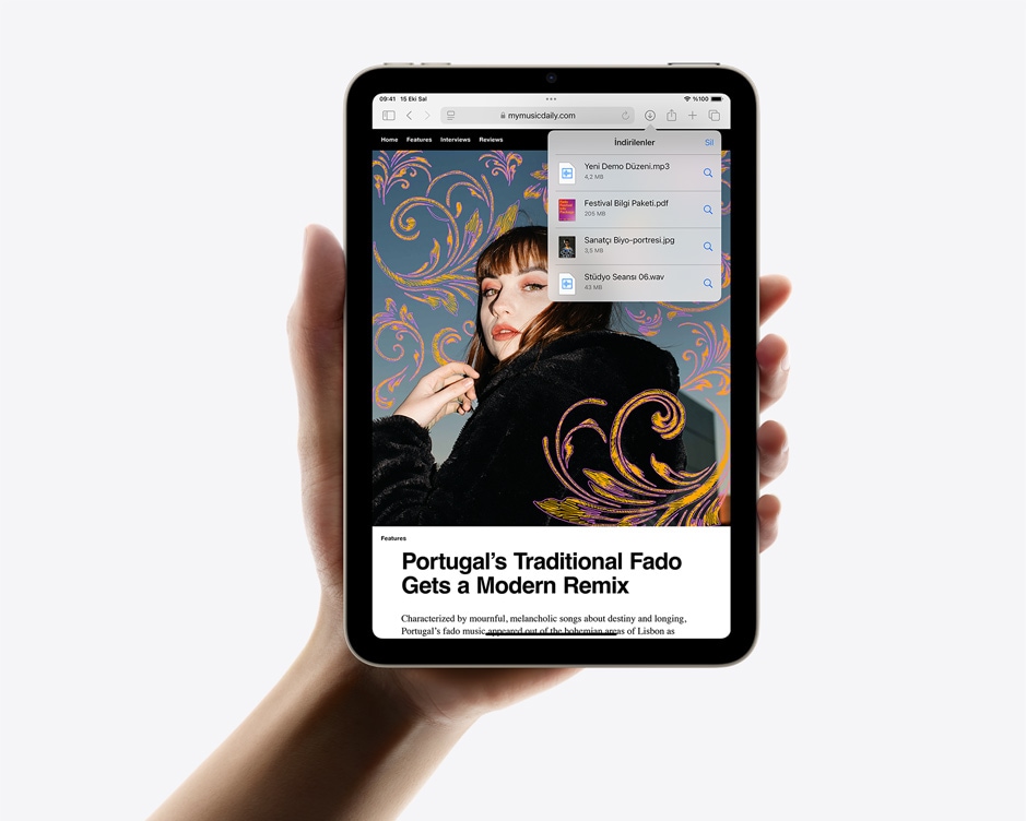 Dikey pozisyonda tek elde tutulan iPad mini’de Safari’deki indirme işlemleri gösteriliyor.