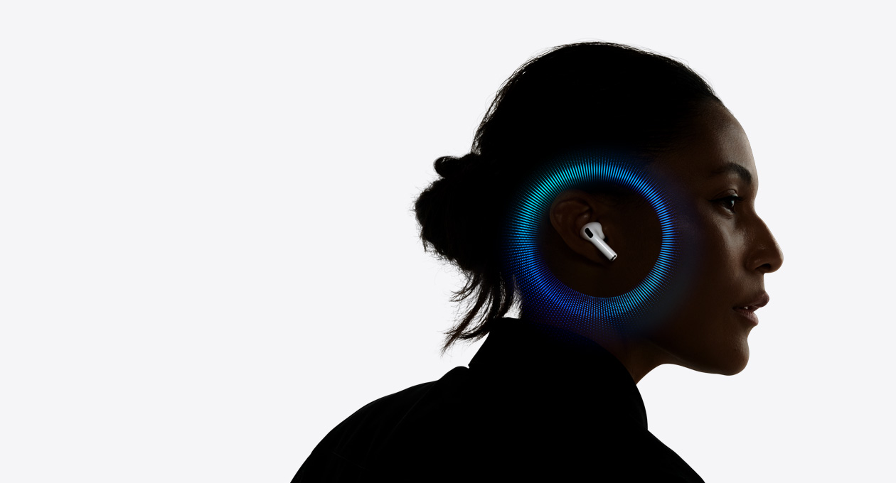 Cilvēks ar AirPods Pro 3 un skaņas viļņiem ap ausi