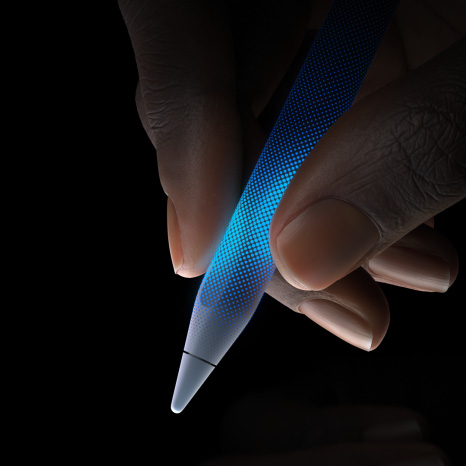 Animation des Apple Pencil Pro, Seitenansicht, Farbe Weiss, dünnes Profil, strukturierter Griff, eine Hand hält ihn mit nach unten zeigender Spitze, um die Drucksensitivität und das haptische Feedback zu veranschaulichen