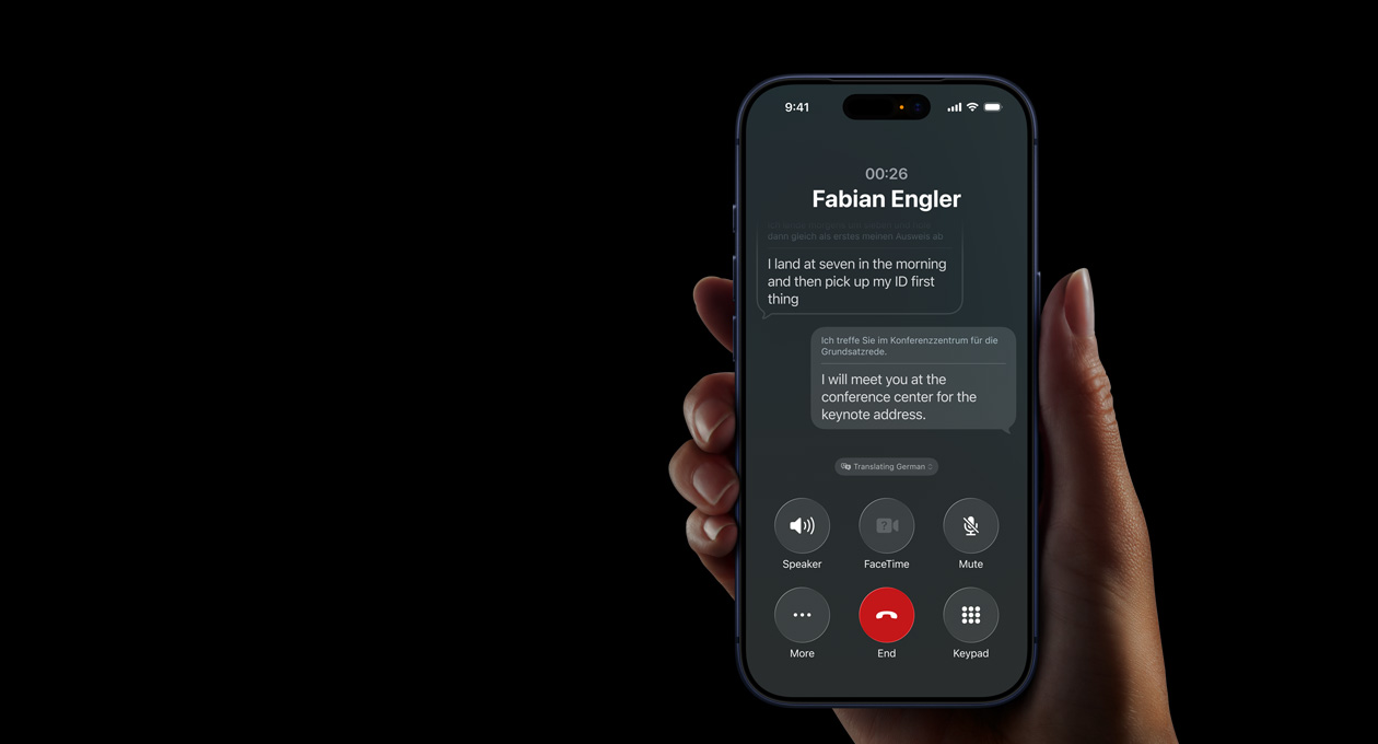 Rokā tiek turēts iPhone 17 Pro, kurā tiek demonstrēta tālruņa zvana tulkošana reāllaikā ar Apple Intelligence