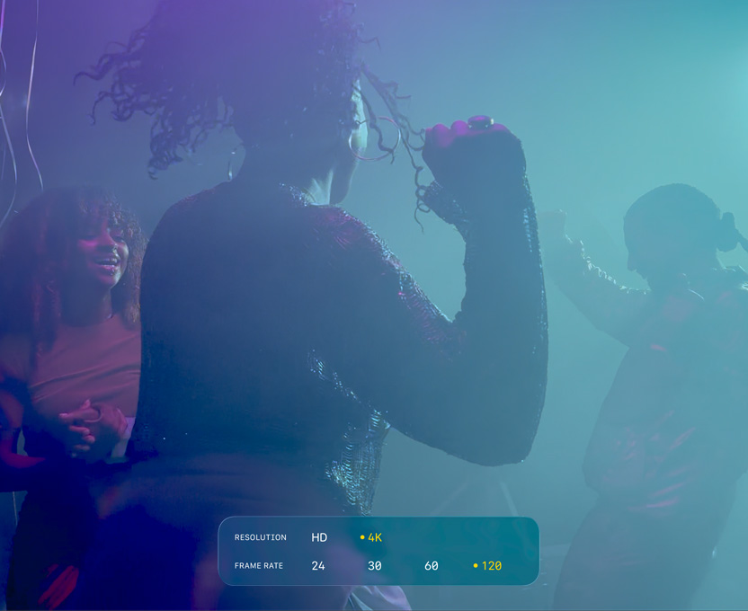 Ecrã com pessoas a dançar em condições de pouca luz, para ilustrar as capacidades Dolby Vision 4K a 120 fps