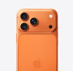 宇宙橙色 iPhone 17 Pro 機身背面，展示上方擴展平台處的 Pro 融合相機系統