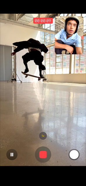 iPhone Air 機身正面，展示一個人使用雙向同拍錄影功能，前後鏡頭同步開錄
